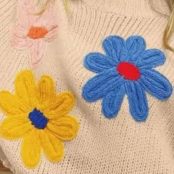 BIBI CHUNKY KNIT BLOOMING SWEATER. Tan with crochet flowers!! Adorable L - Picture 5 of 6